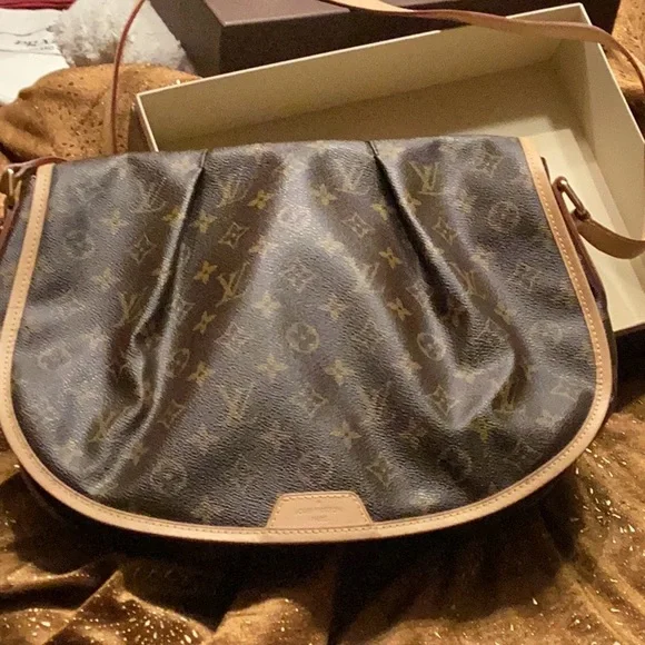 Louis Vuitton Monogram canvas Menilmontant MM - Picture 2 of 13